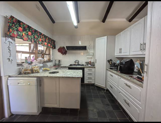 5 BEDROOM HOUSE FOR SALE IN FRAAIUITSIG
